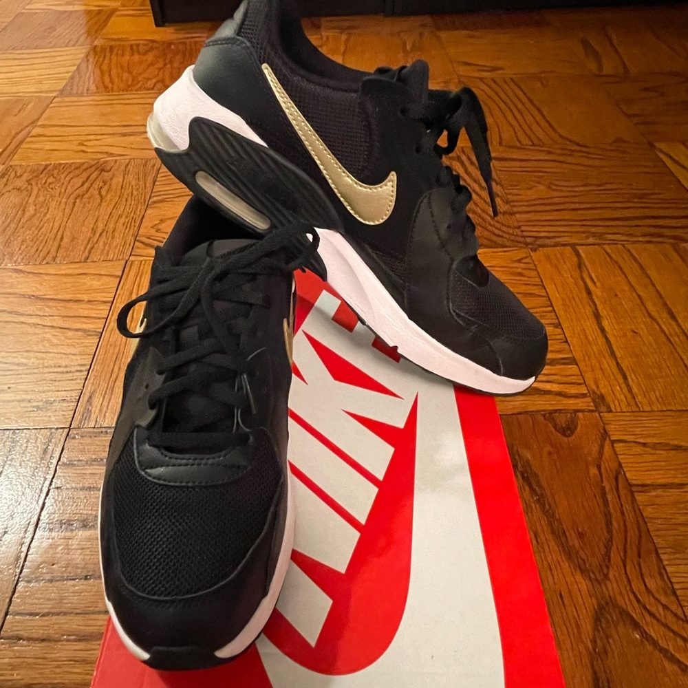 Nike Air Max Excee - Black/Metallic Gold/White. Size 7Y - Women’s 9M - EUR 40.